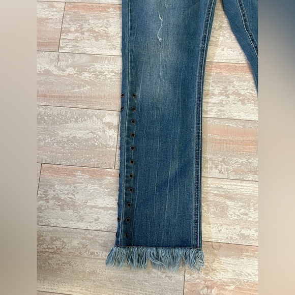 Max Jeans Women’s Size 4 Baby Boot Style Fringed Bottom Ankle Length EUC - Picture 2 of 9